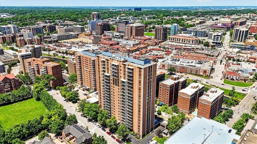 Wow, the view is spectacular! This North facing 2 bed, 2 bath - photo 23