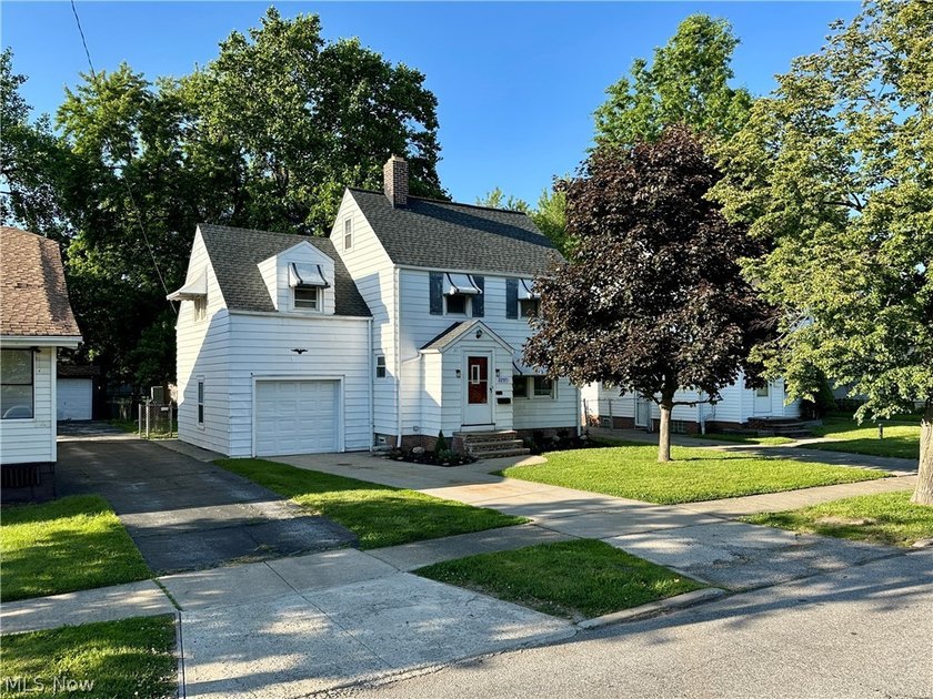 Move right into this 3-bedroom Colonial featuring hardwood - photo 24