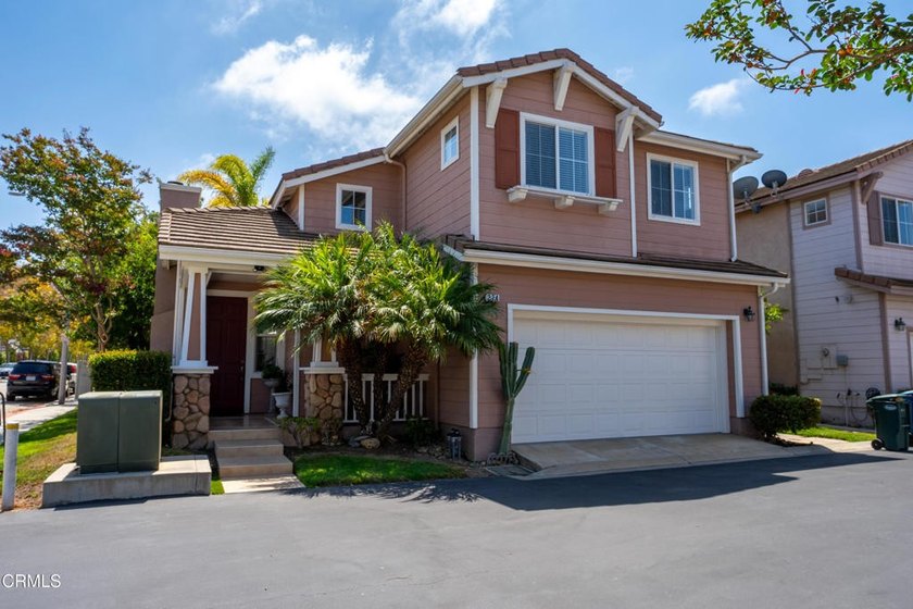 Welcome to this beautifully maintained 3-bedroom, 3-bathroom - photo 3