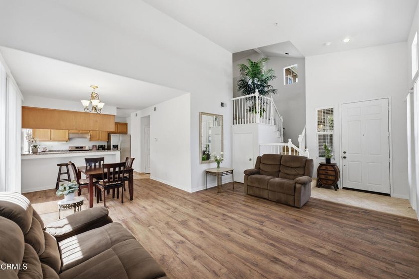 Welcome to this beautifully maintained 3-bedroom, 3-bathroom - photo 8