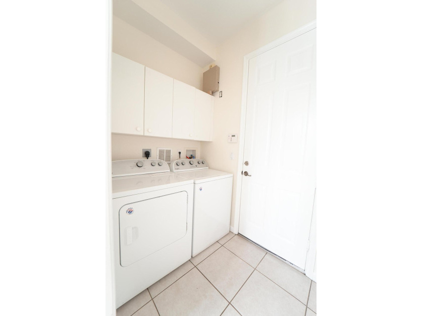 Lovely and spacious Townhome. First floor is all tile formal - photo 10