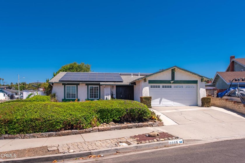 Beautifully Renovated End Unit Home in the Heart of Ventura! - photo 3