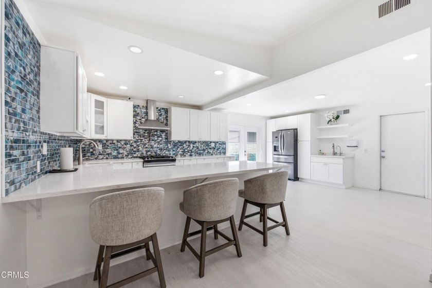 Beautifully Renovated End Unit Home in the Heart of Ventura! - photo 5