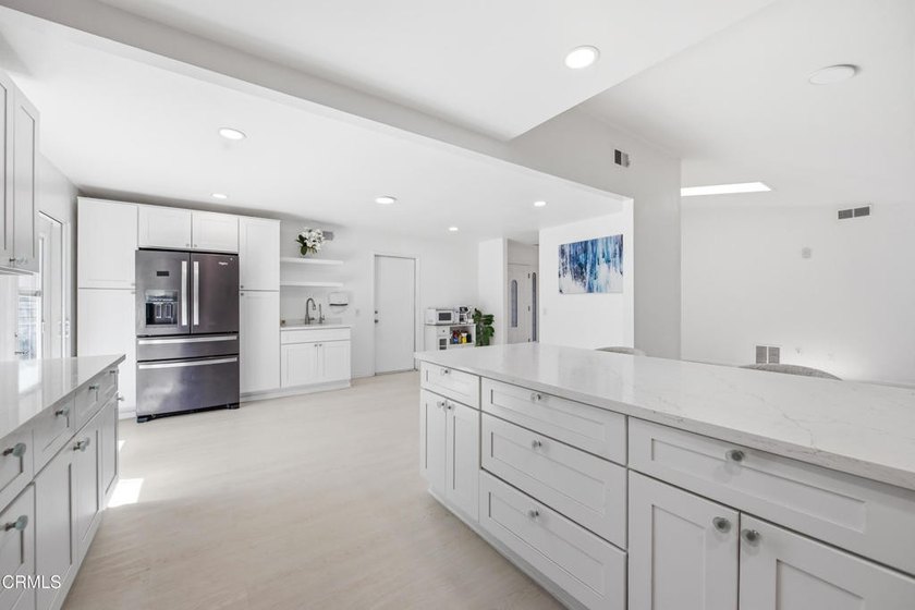 Beautifully Renovated End Unit Home in the Heart of Ventura! - photo 6