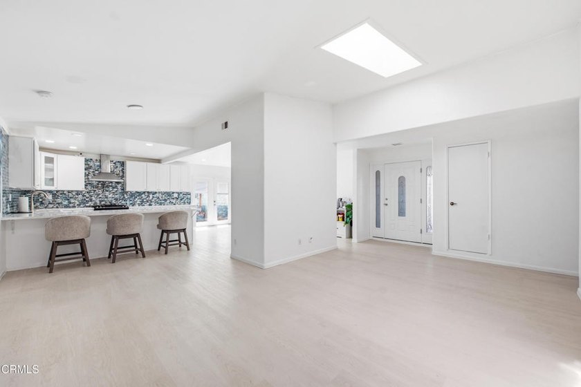 Beautifully Renovated End Unit Home in the Heart of Ventura! - photo 8