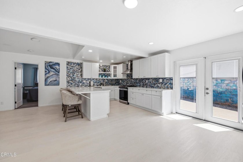 Beautifully Renovated End Unit Home in the Heart of Ventura! - photo 9