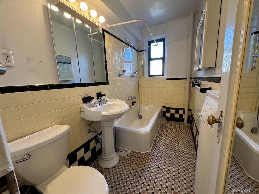 Beautiful and Spacious One-Bedroom Apartment in the Heart of - photo 14