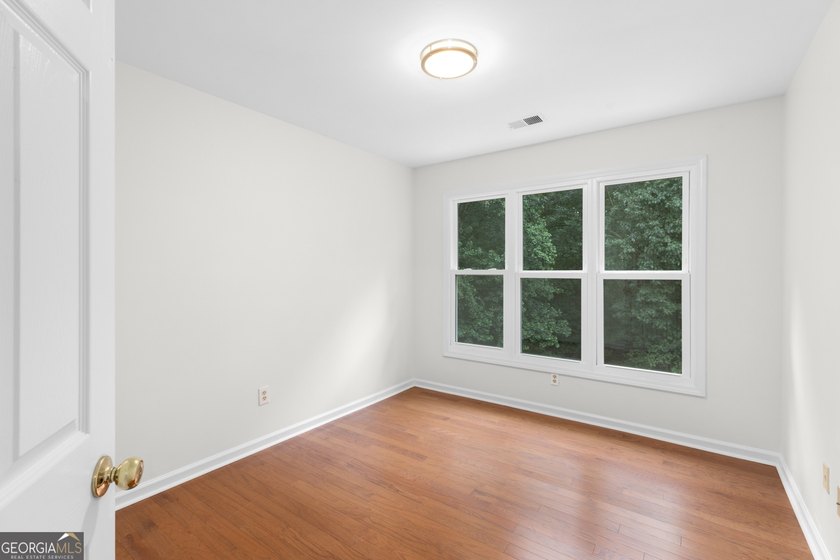 Beautiful brick-front 5-bedroom, 3.5-bath home located in East - photo 27
