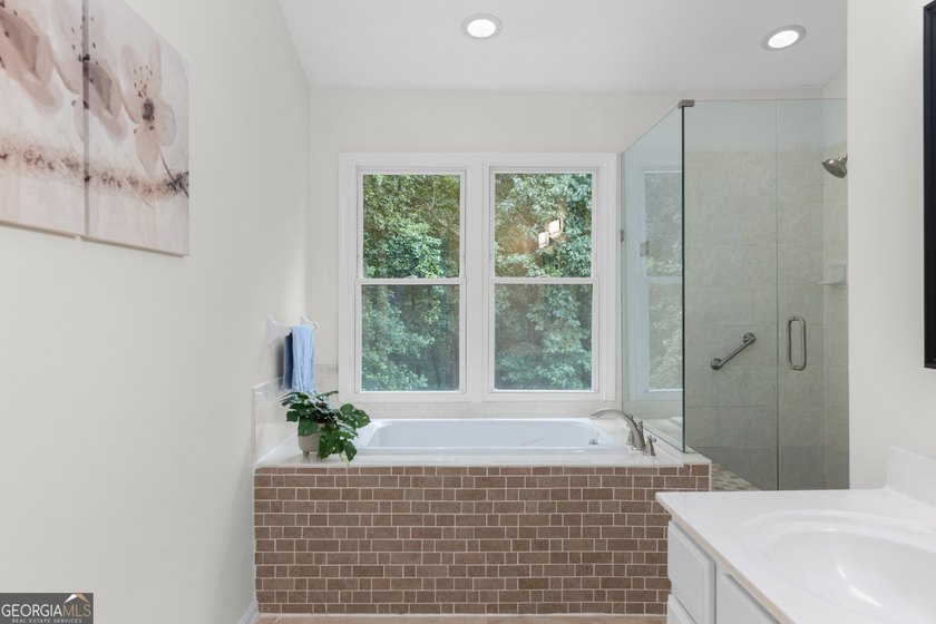 Beautiful brick-front 5-bedroom, 3.5-bath home located in East - photo 34