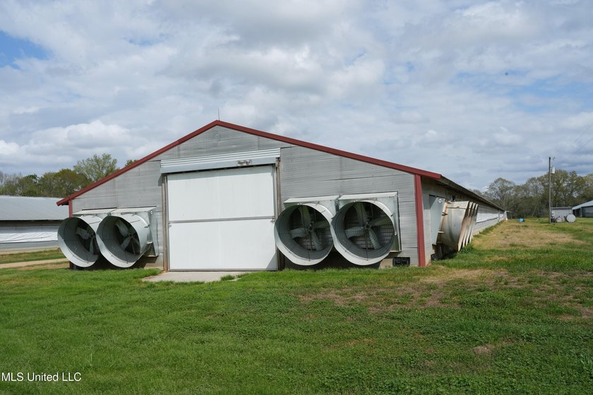 This 6-house poultry broiler farm, situated just north of - photo 5