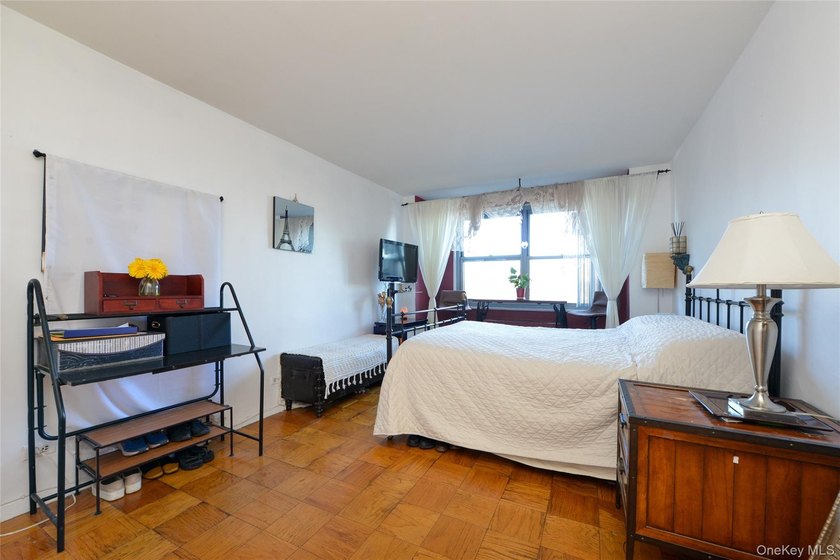 Spacious 2Bedroom, 1-Bathroom Co-op located in a luxurious - photo 16