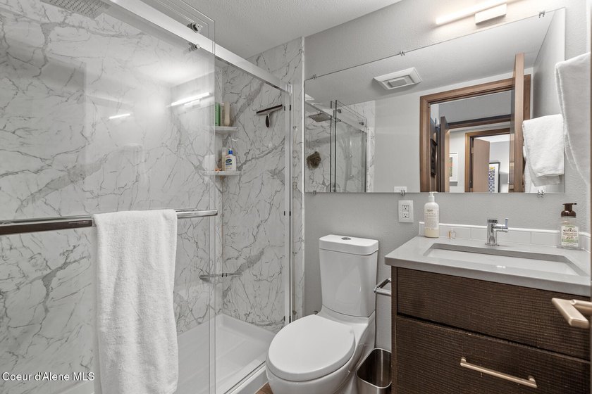 Completely updated and remodeled 3 bedroom Highlands condo - photo 17