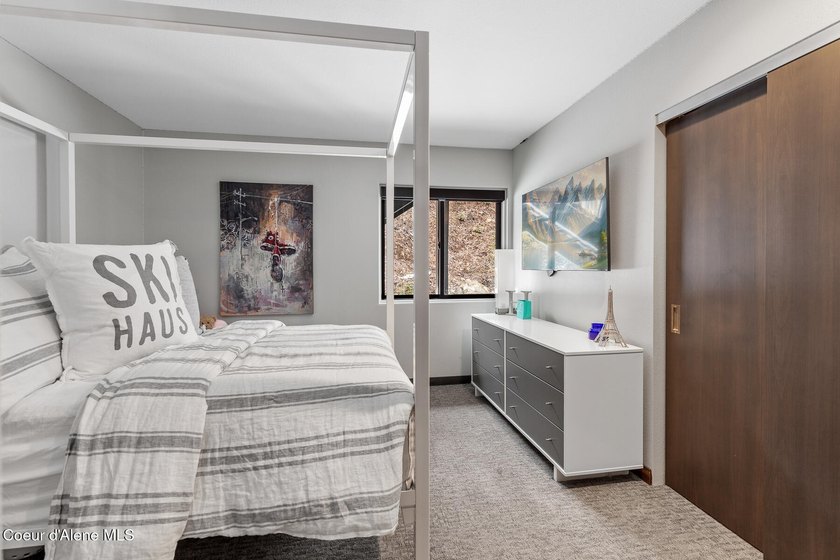 Completely updated and remodeled 3 bedroom Highlands condo - photo 19
