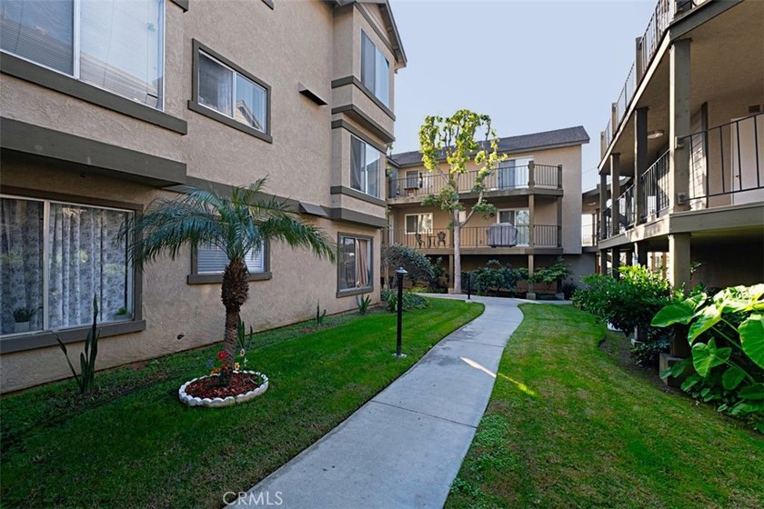 Welcome to this beautiful two-bedroom, two-bathroom home nestled - photo 35