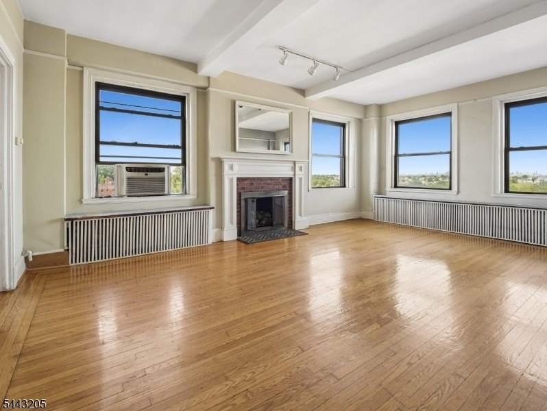 Discover the potential of this 1-bedroom residence with sweeping - photo 2