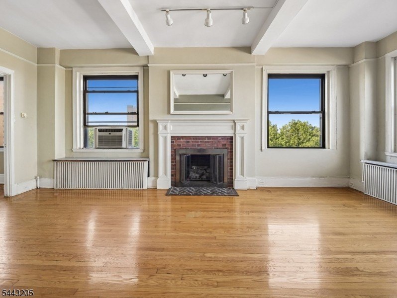 Discover the potential of this 1-bedroom residence with sweeping - photo 4