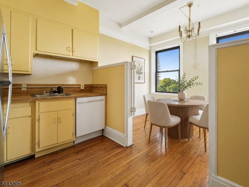 Discover the potential of this 1-bedroom residence with sweeping - photo 5