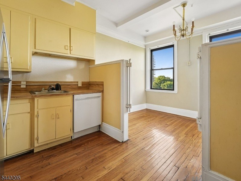 Discover the potential of this 1-bedroom residence with sweeping - photo 6