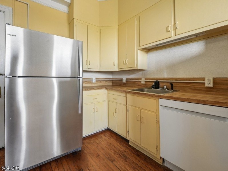 Discover the potential of this 1-bedroom residence with sweeping - photo 9