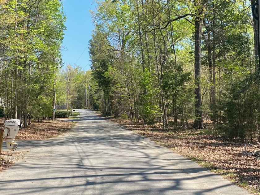 Located immediately adjacent to the shores of Lake Murray in - photo 13