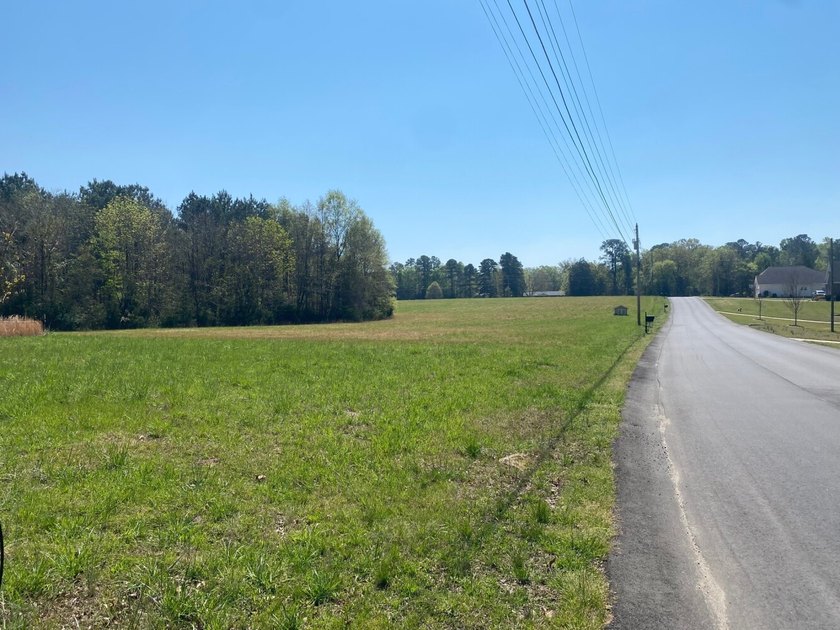 Located immediately adjacent to the shores of Lake Murray in - photo 15