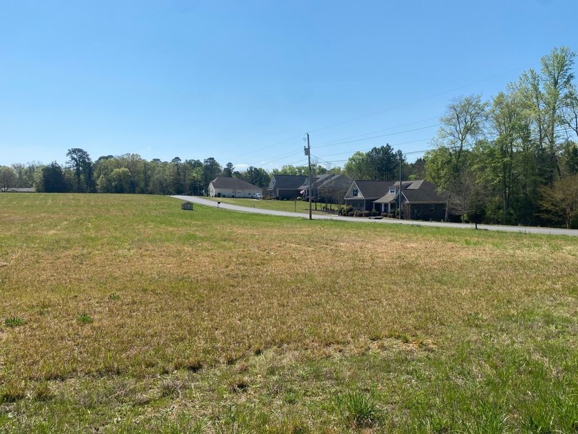 Located immediately adjacent to the shores of Lake Murray in - photo 18