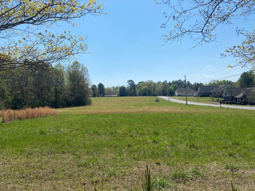 Located immediately adjacent to the shores of Lake Murray in - photo 31