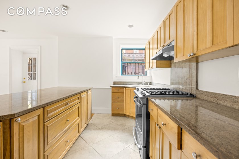 Welcome to 146 Hoyt St, a stunning and expansive 4,950 sq. ft - photo 17