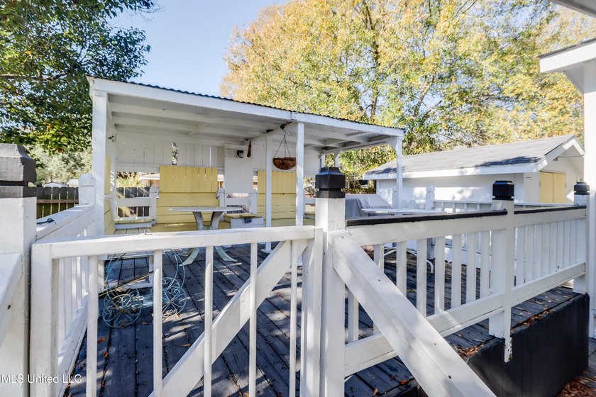 Seller says bring all offers! Welcome to this classic 3-bedroom - photo 6