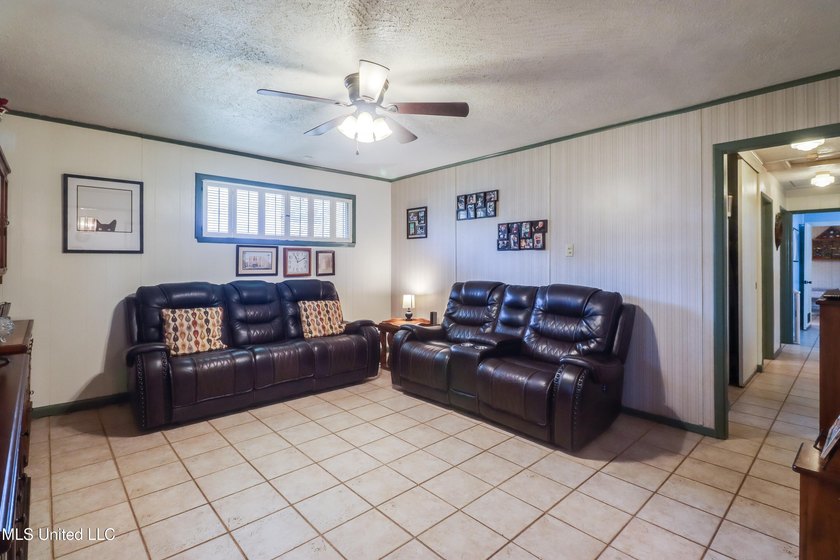 Seller says bring all offers! Welcome to this classic 3-bedroom - photo 8