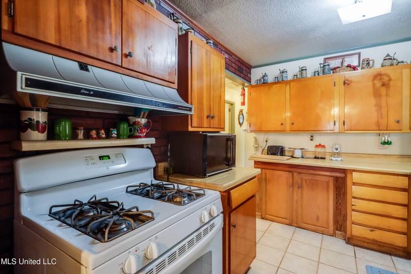 Seller says bring all offers! Welcome to this classic 3-bedroom - photo 10