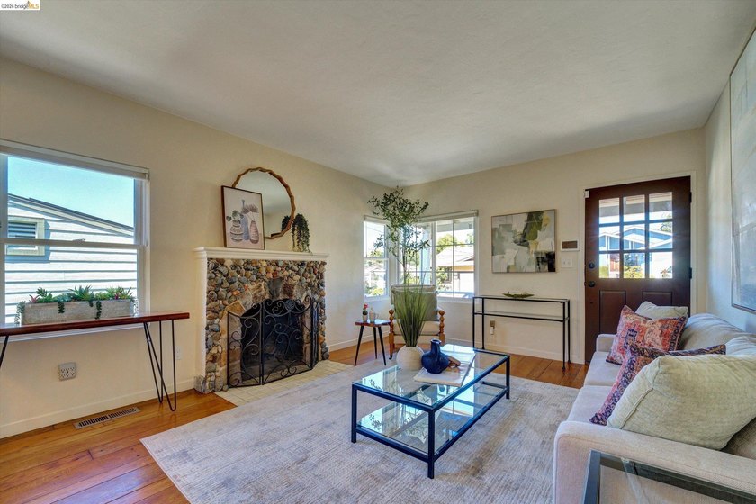 Welcome to 4080 Kuhnle Ave, a warm and inviting Oakland home - photo 4