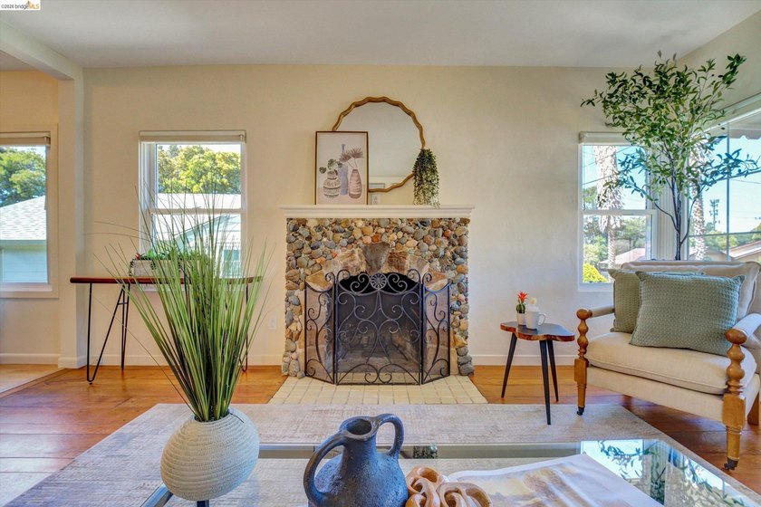 Welcome to 4080 Kuhnle Ave, a warm and inviting Oakland home - photo 6