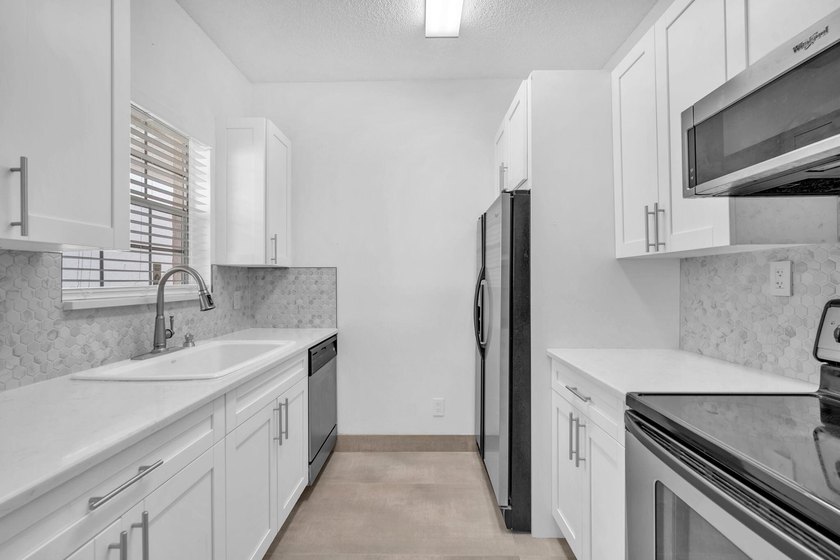 RENT RIGHT AWAY. WASHER/DRYER INSIDE. PETS WELCOME. 2 MILES TO - photo 6