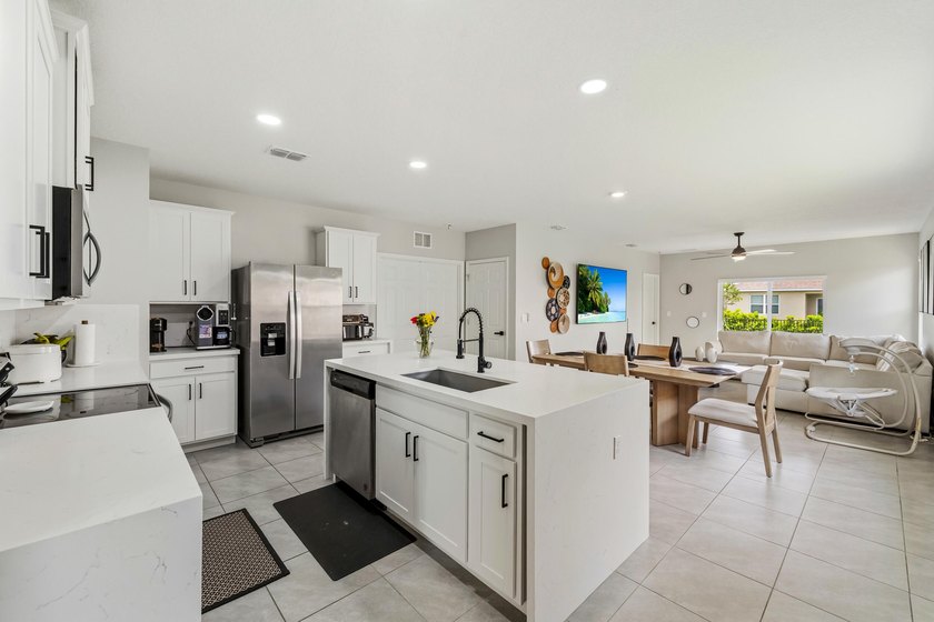 Welcome to this upgraded 3-bedroom, 2-bathroom single-family - photo 7