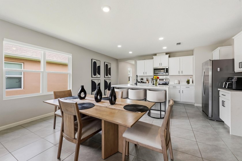 Welcome to this upgraded 3-bedroom, 2-bathroom single-family - photo 9