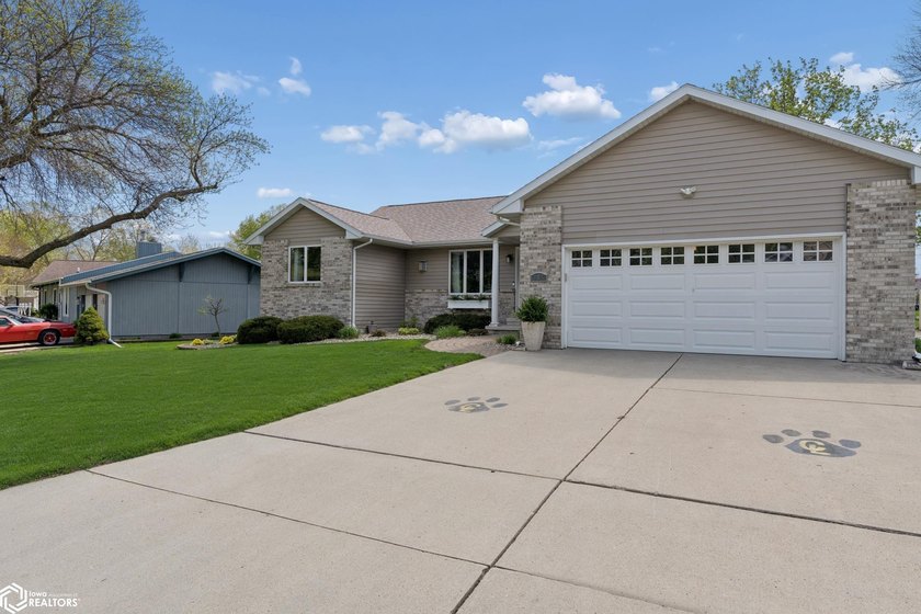 Beautifully updated and perfectly situated on Woodlane Drive - photo 2