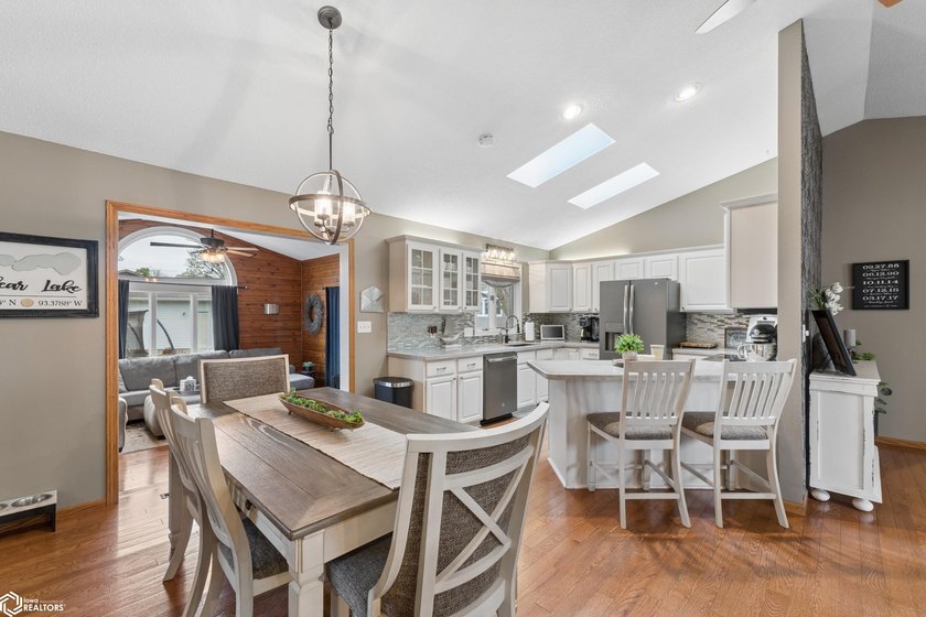 Beautifully updated and perfectly situated on Woodlane Drive - photo 6
