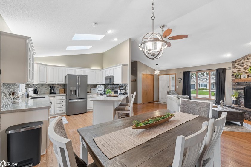 Beautifully updated and perfectly situated on Woodlane Drive - photo 9
