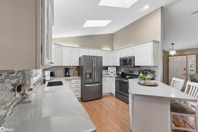 Beautifully updated and perfectly situated on Woodlane Drive - photo 10