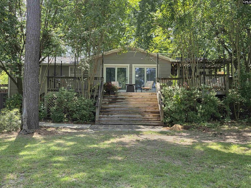 NO OPEN HOUSE ON 7/11 - Excellent Chapin lakefront home is a - photo 2