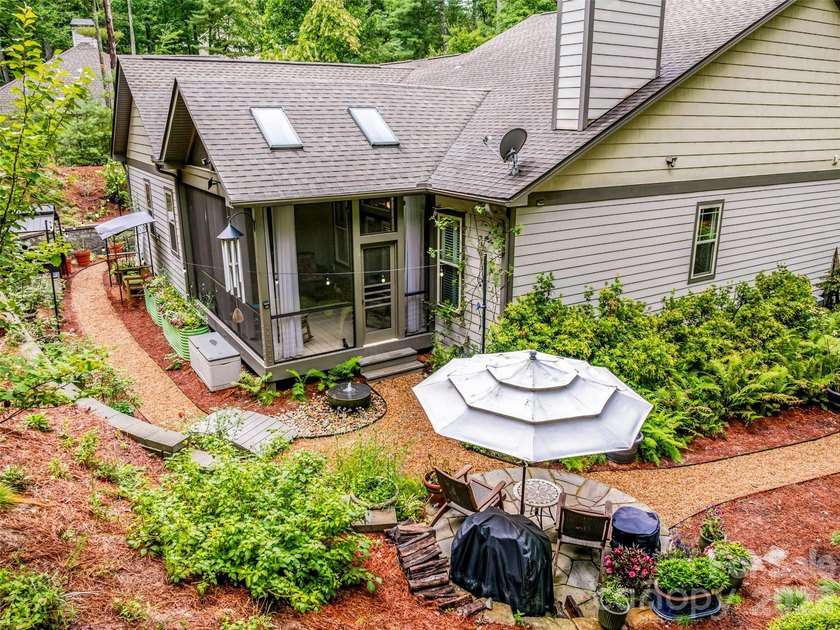 Welcome to 151 Monarch! A meticulously maintained, move in ready - photo 32