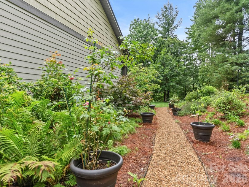 Welcome to 151 Monarch! A meticulously maintained, move in ready - photo 35