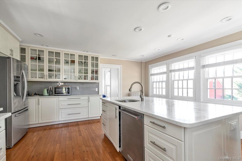 Vacant and Motivated Seller! Totally Renovated From Top to - photo 4