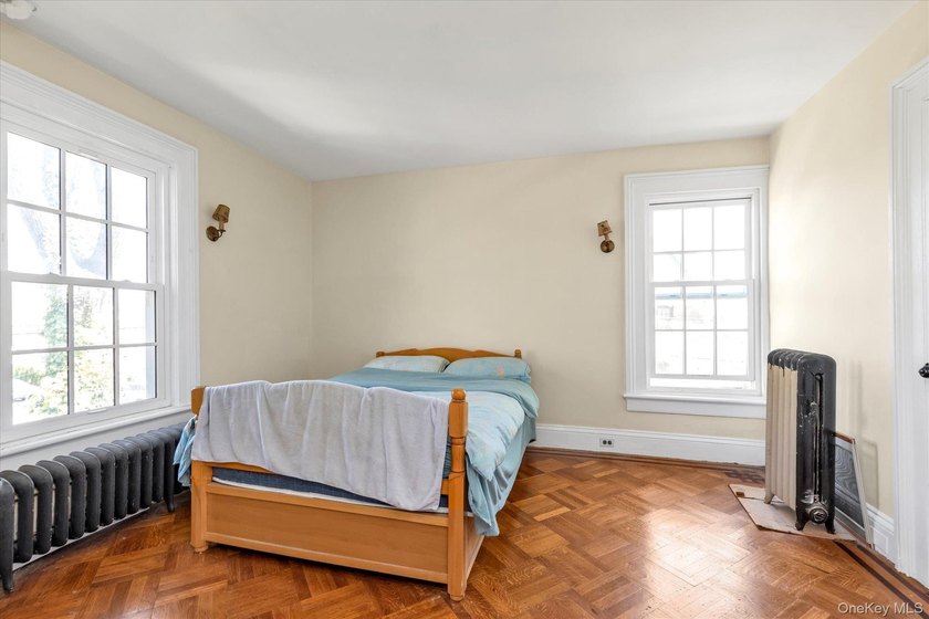 Vacant and Motivated Seller! Totally Renovated From Top to - photo 9