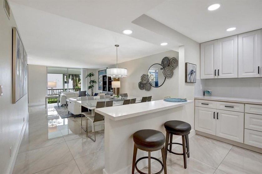 Beautiful Fully Upgraded Full Two Bedroom Condo In Popular Phase - photo 3