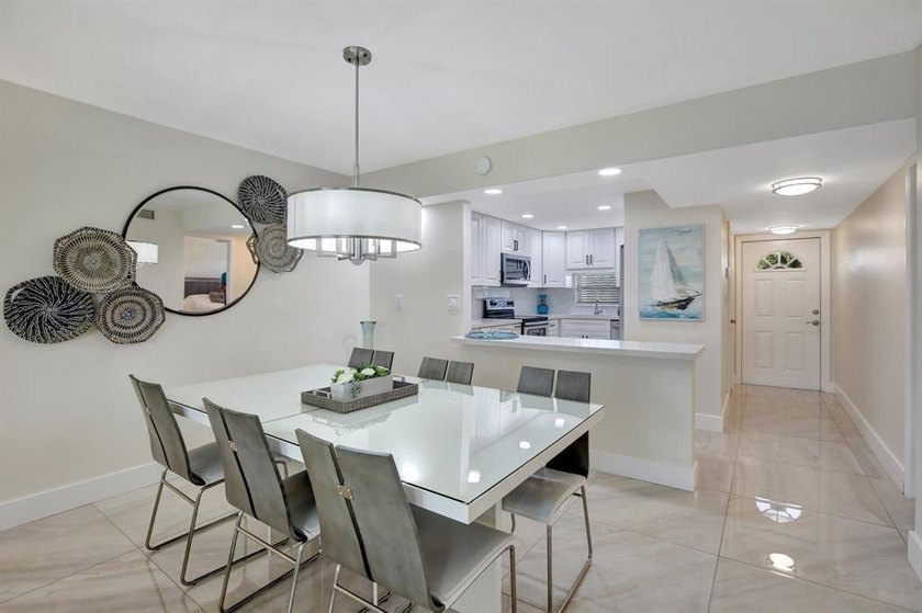 Beautiful Fully Upgraded Full Two Bedroom Condo In Popular Phase - photo 4