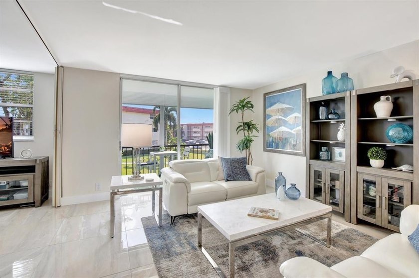Beautiful Fully Upgraded Full Two Bedroom Condo In Popular Phase - photo 5