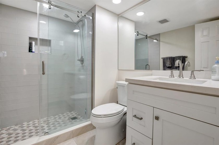 Beautiful Fully Upgraded Full Two Bedroom Condo In Popular Phase - photo 7