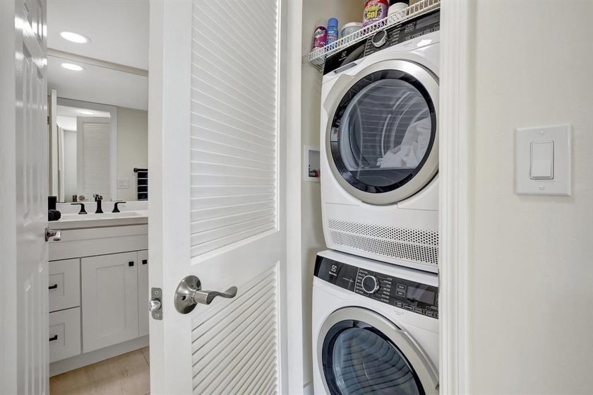 Beautiful Fully Upgraded Full Two Bedroom Condo In Popular Phase - photo 8